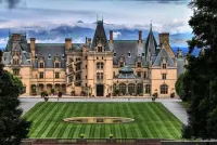 Upscale Bungalow walk less than a mile from downtown Hendersonville