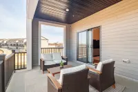 Newly and lavishly furnished 3-bedroom townhome in Bowie to enjoy your stay Hotels in Bowie