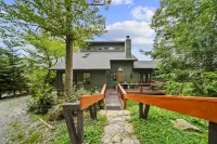 Charming Mountain Cottage with Hot Tub and Scenic Views - Cozy Retreat