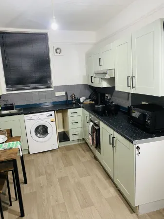 Medway studio opposite Chatham station Отели рядом с достопримечательностью «The Dockyard Railway»