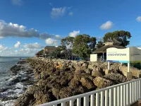 Charming 2-bedroom house on fabulous West Coast with AC, WiFi Hotels in Douglas