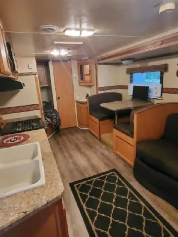 Camper sleeps 6 Nestled in a Wooded Area. Pet Friendly, Fire Pit, spacious 雷克斯酒店