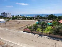 Holiday house with swimming pool facing the sea