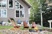 Serene Lakefront Retreat: A/C, dock, canoe, kayaks
