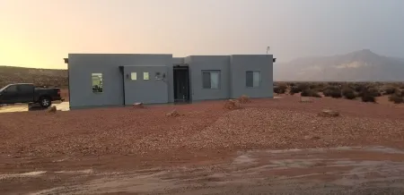 Lake Powell, Grand Circle, 3-bedroom house with AC, WiFi in welcoming Big Water