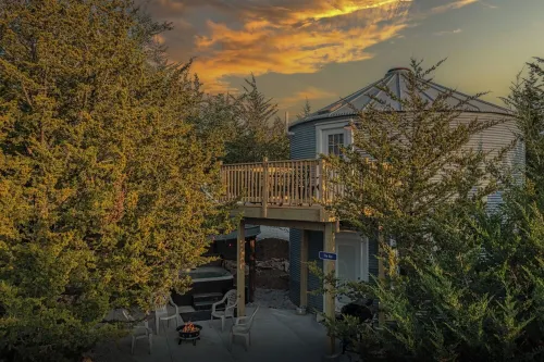 Grain Bin Cabin w/Hot Tub. 2 levels w/Balcony. 1.5 Bathrooms