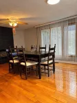 A min walk to the zoo and University!2 bed apartment