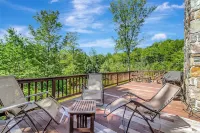 18+ acres! Sun drenched 5 bedroom. 12 min from Okemo! VAST trails 5 min away! Hotels in Weston