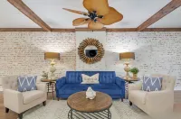 Elle & Beck's Second Floor Suite Overlooking Historic Main Street In Galena, IL