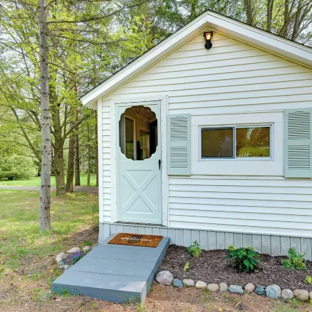 Beachy Palms Cottage on Lake Huron w/ Hot Tub!