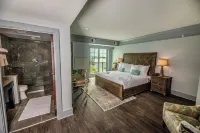 Oaks on the River Hotels in Darien