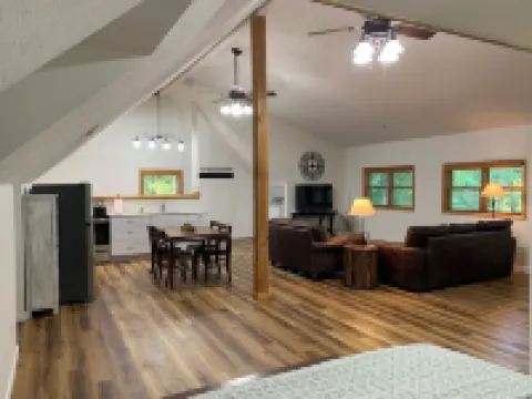 Perfect for Two! 30Min from Nashville or Franklin. Oak Hill Loft in Fairview