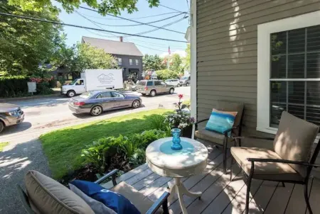 Swanky Flat in the Heart of Dock Square,  SUPER CLEAN! WALK TO EVERYTHING! Отели в г. Кеннебанк