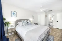 1 block to dwnt/7min beach/king bed/Free parking