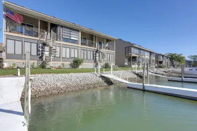 Charming Condo on Lake Erie w/ Community Pool Hotels in 