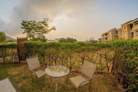 New! Chic & Unique: 1Br + Office, Patio, A/C,  Pools/2 Jacuzzis, Gym, Parking