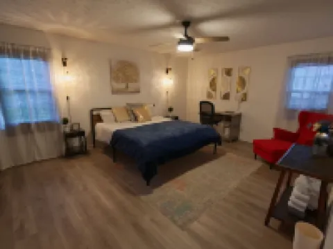 Welcome to “Persimmon Grove” the Cozy Farmhouse with Modern Amenities Hotels in Seventy-First