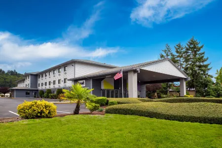 Spark by Hilton Kent Seattle Отели рядом с достопримечательностью «Holy Spirit Catholic Church»