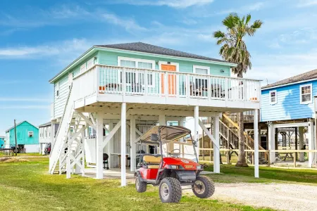 Pet Friendly - Walk to the Warm October Waters of the Gulf, Cozy Home