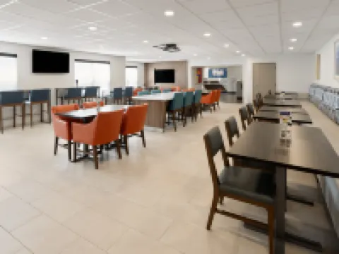 ฮอลิเดย์ อินน์ เอ็กซ์เพรส แอนด์ สวีทส์ ไวโอมิสซิง บาย IHG โรงแรมในไวโอมิสซิง