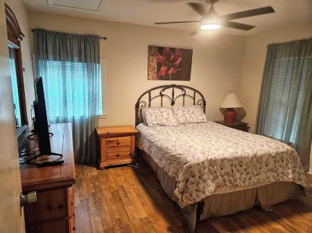 Charming 2-bedroom lake house in peaceful Dozier with WiFi, AC