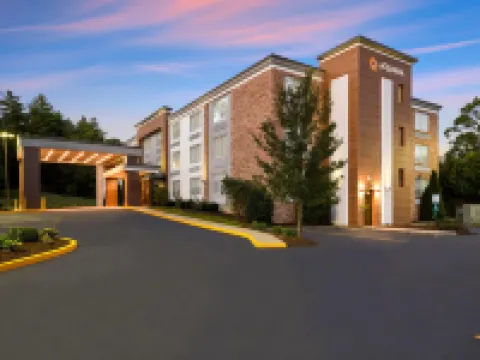 La Quinta Inn & Suites by Wyndham Sturbridge スターブリッジのホテル