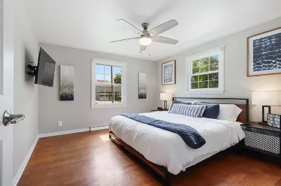 House w Finished Garage Walk to Lambeau Bars Resch Hotels near Howard Dog Park