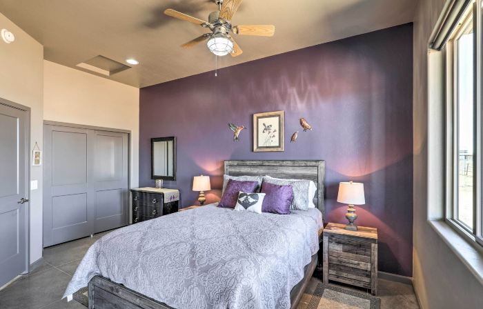 Modern Elgin Home Walk to Wineries and Pets Welcome