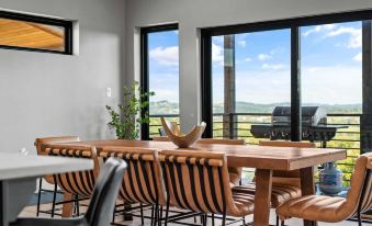 The Back Nine Retreat by AvantStay Private Golf Sim, Firepit & Mountain Views Near Dollywood