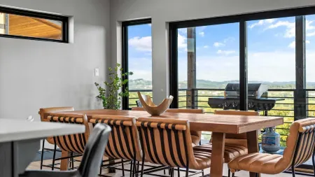 The Back Nine Retreat by AvantStay Private Golf Sim, Firepit & Mountain Views Near Dollywood