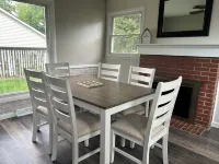 Charming House Right Outside of the Historic Harbortown, Close Walk to Downtown Hotels in Vermilion