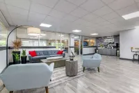 Premier Waterfront Room, Tiki Bar & Grill, Live Music, Pool, Gym, Kitchenette