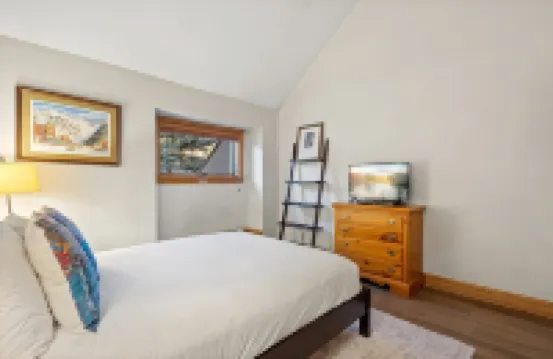 Ski in Out Lift 7! Deck, Hot Tub, Garage Parking Condo