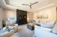 Luxury Townhome with Spectacular Views. Private Hot Tub & Walking Distance to Main Street -