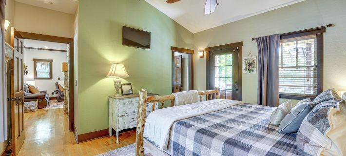 Hot Tub Soaks & Outdoor Fun: Fayetteville Cabin Hotels in Washington County