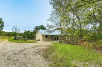 Dog-friendly Cabin w/ Yard Near Auxvasse Creek! - 2 stjerner