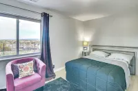 4 Mi to Broadmoor! Apt w/ Movie Theater & Mtn View - Apartments
