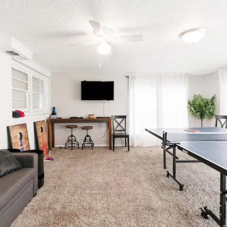 Walk to Groceries—Sleeps 8— Room + Patio + Parking for 4