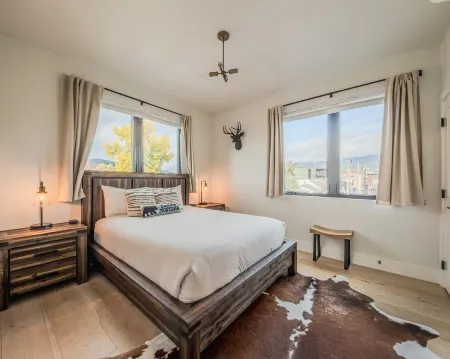 Whitefish Loft, Downtown Condo for 6