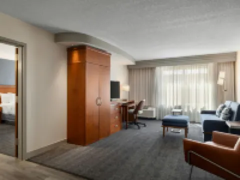 Courtyard des Moines Ankeny Hotels near Menards
