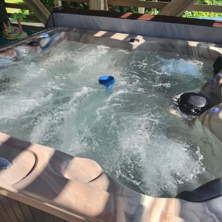 Steps to the Beach Pet friendlyHouse. Pool & hot tub! 3 minute walk to beach!