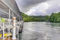 4 Mi to Strip Cozy Lake-View Retreat in Branson - Spa