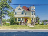 Algoma Victorian - Steps to Lake Michigan! Hotels in Algoma