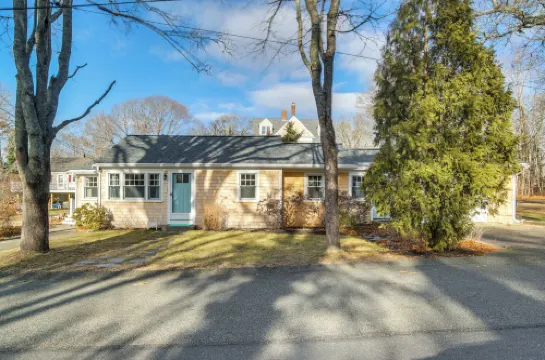 Walk to Monument Beach Cape Cod Cottage with Grill