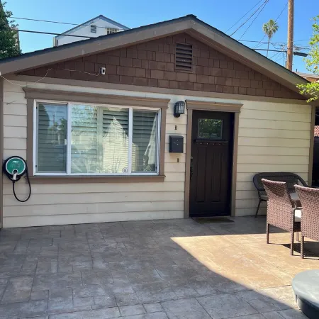 Guest House in Prime Area!