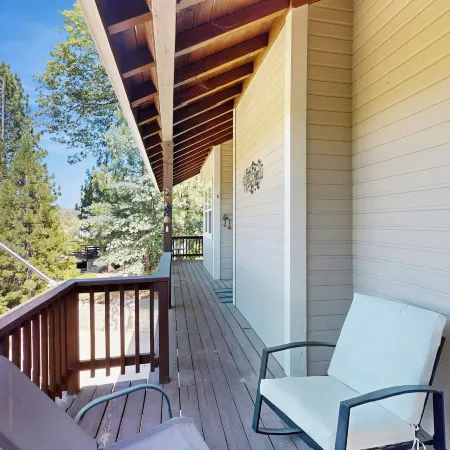 Walk to Lake Arrowhead! Family Home w/ Games
