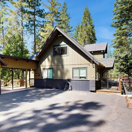 4BR Home w/ Spa, Bar, Home Gym, Decks, Near Lake