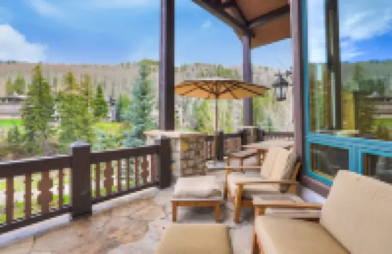 Refined 5 Br Private Home with Private Hot Tub
