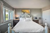 Lakefront Family Retreat w/ Grill: Steps to Beach! - Wifi