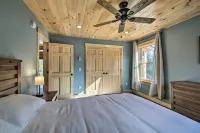 Cozy & Peaceful Waterfront Cabin on Porter Lake! - parking